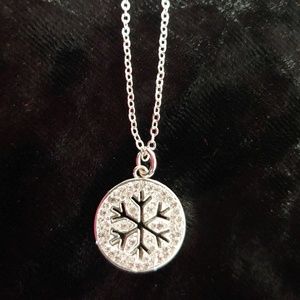 Beautiful Silver Crystal Snowflake Necklace!